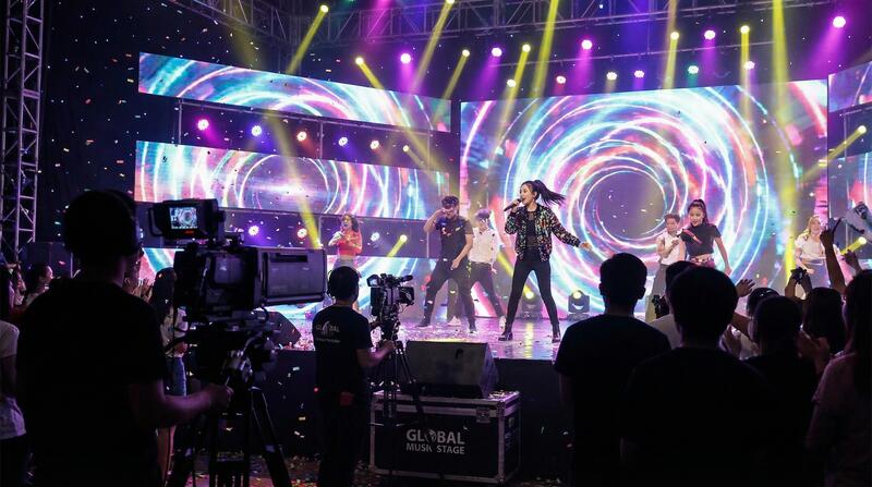 91禁漫MV拍摄视频：舞台灯光下的音乐梦想